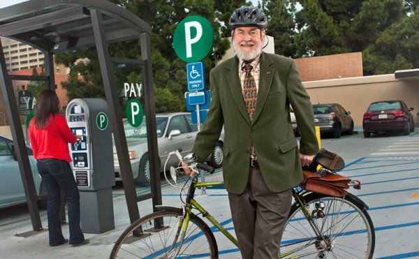 配资开户门户导航 免费停车损害公共利益？合理收费或许才是解决之道